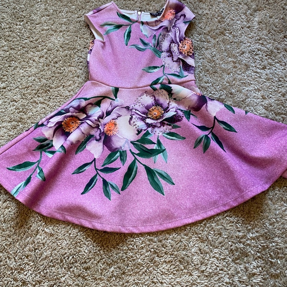 Beautiful dress! No flaws. Worn a few times. Lovely rhinestone embelisshments